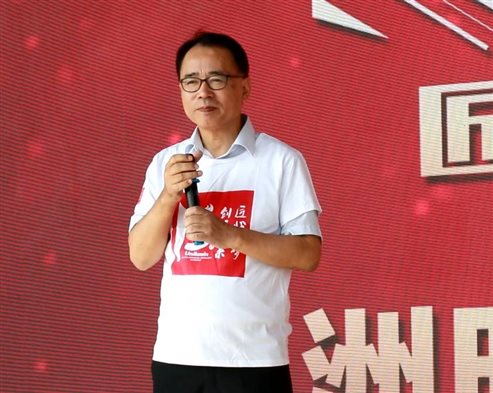 洲明科技首席運(yùn)營官土橋昭人充滿活力的講話瞬間讓大家都元?dú)鉂M滿！