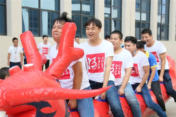 平時(shí)威風(fēng)四面的飛龍，今天有點(diǎn)萌萌噠呢！